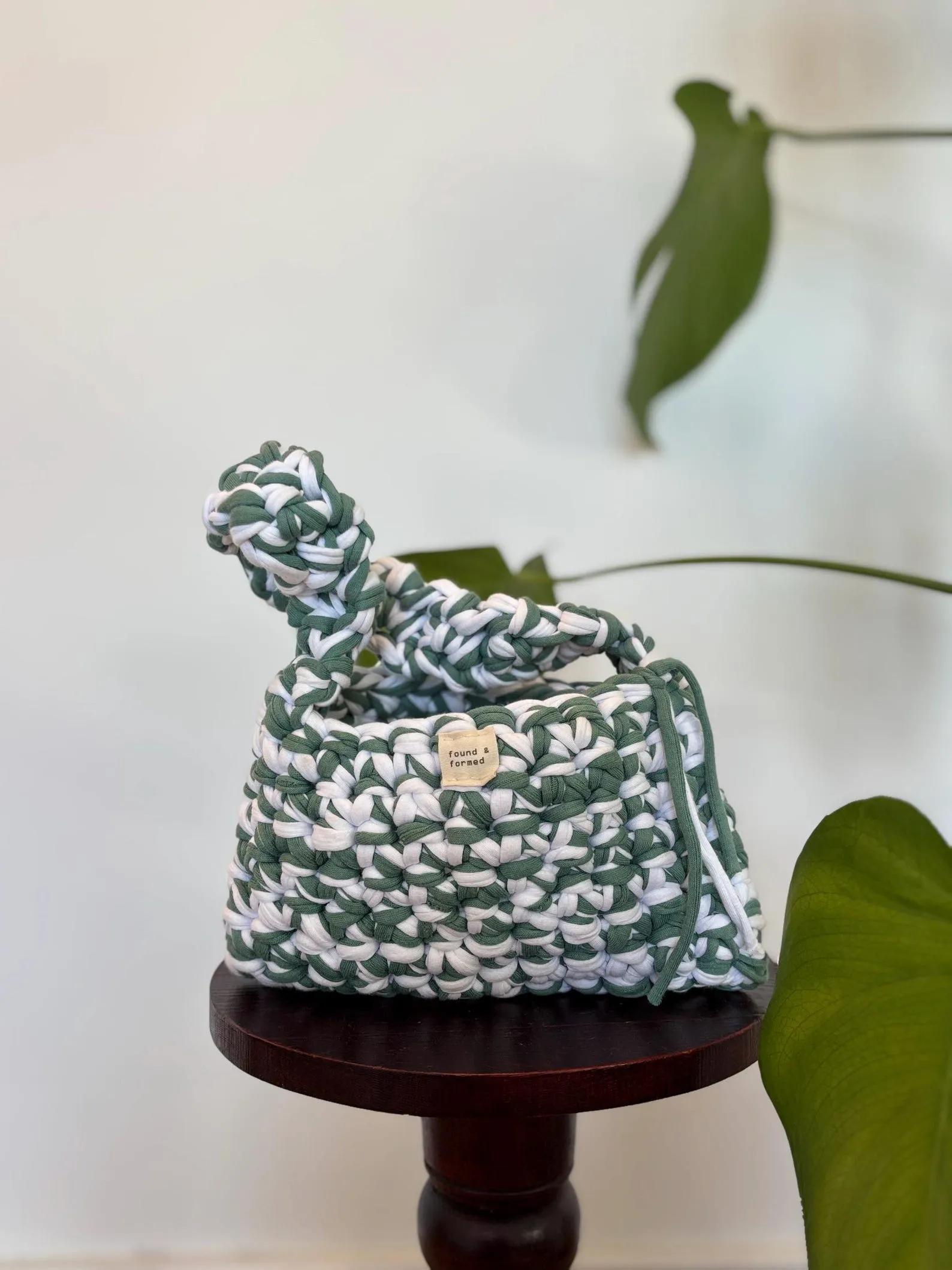 Gehäkelte Handtasche aus Jersey in Salbei und Weiß