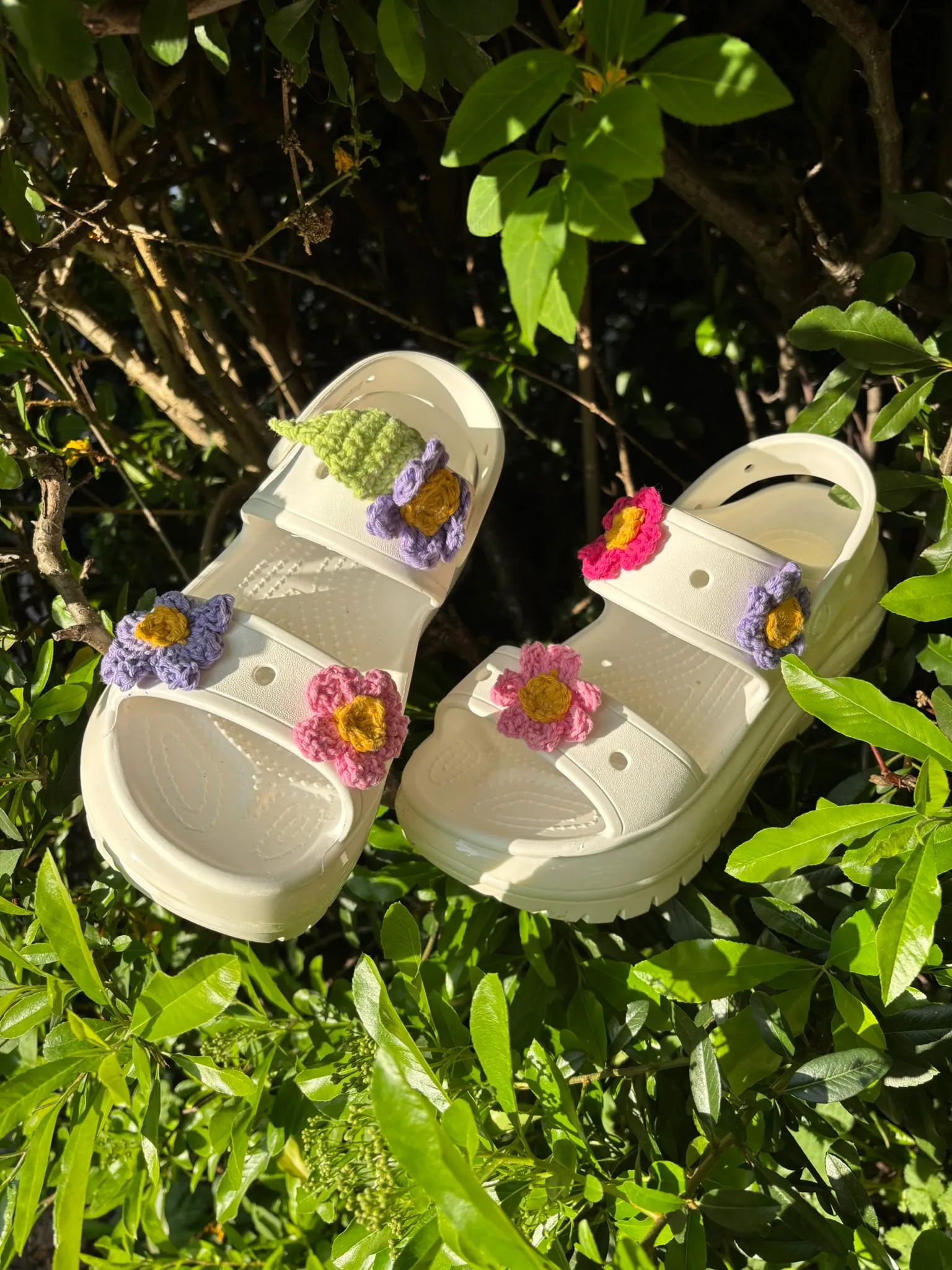 Weiße Sandalen mit bunten gehäkelten Blumen als Charms